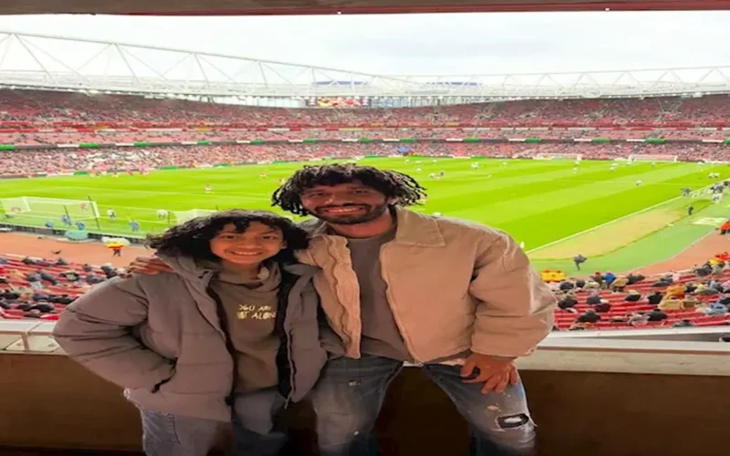 محمد النني يظهر برفقة نجله في مدرجات مباراة فريق أرسنال الإنجليزي